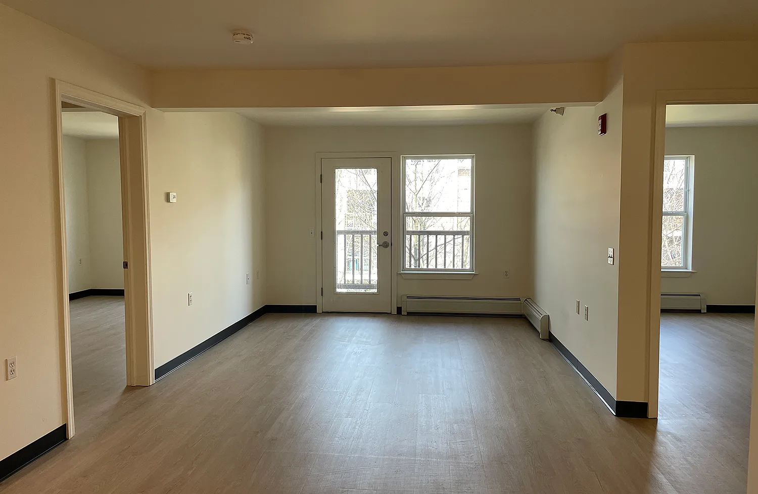 2 bed, 900 sqft, $1,872 — Photo 2