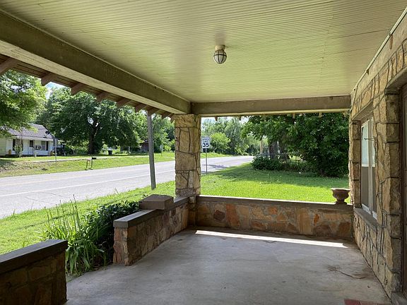 <p>A cool breeze is always blowing when you're sitting on this wide front porch.  </p>