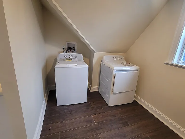 568 Gardiners Ave #2 — Photo 5