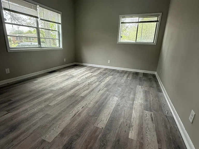 913 Daniel Cir — Photo 2