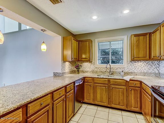 Open kitchen with view to river!