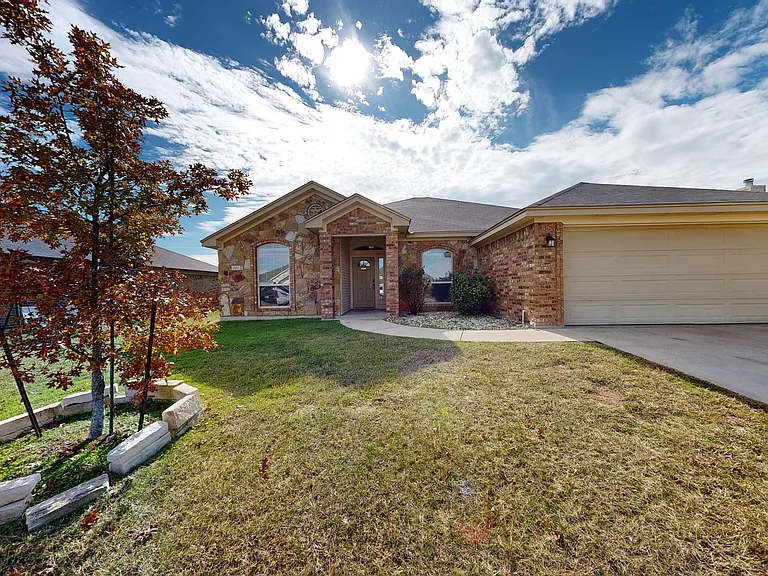 504 W Orion Dr — Photo 2