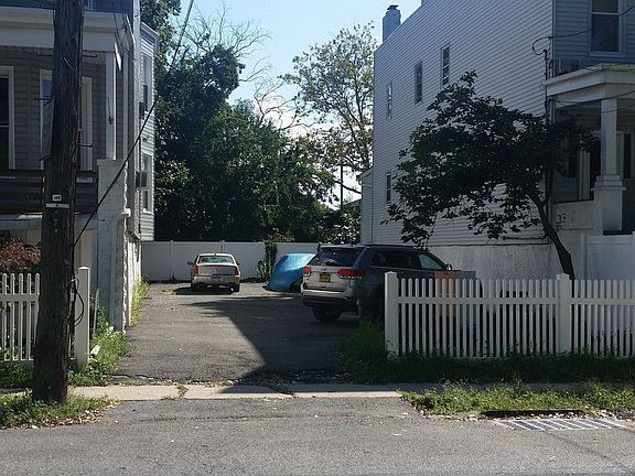 2nd image of 2742 Gifford Ave