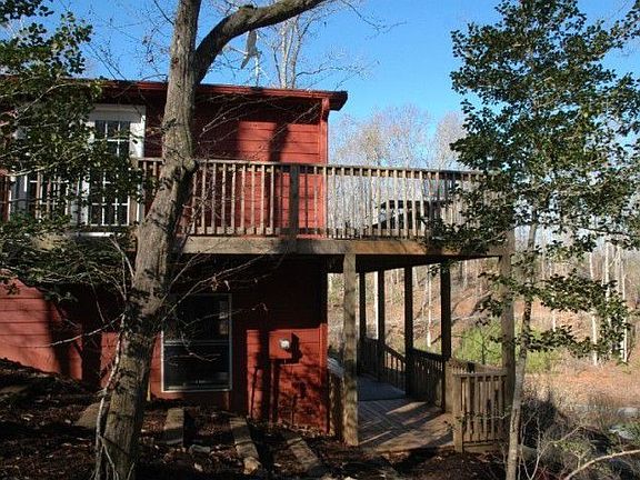 Ajoins Army Corps land around Jordan Lake -- just mintues to boat access.