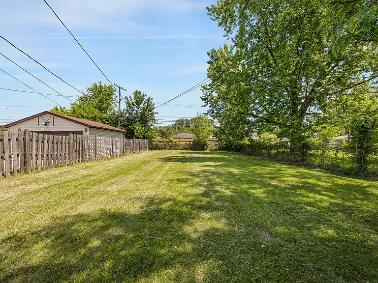 26080 Blumfield St — Photo 21
