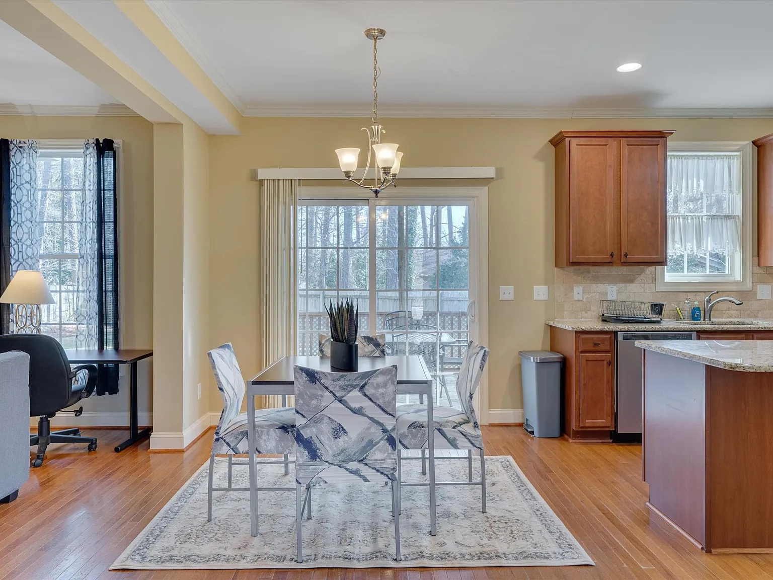 4 bed, 2.5 bath, 2225 sqft, $4,995 — Photo 3