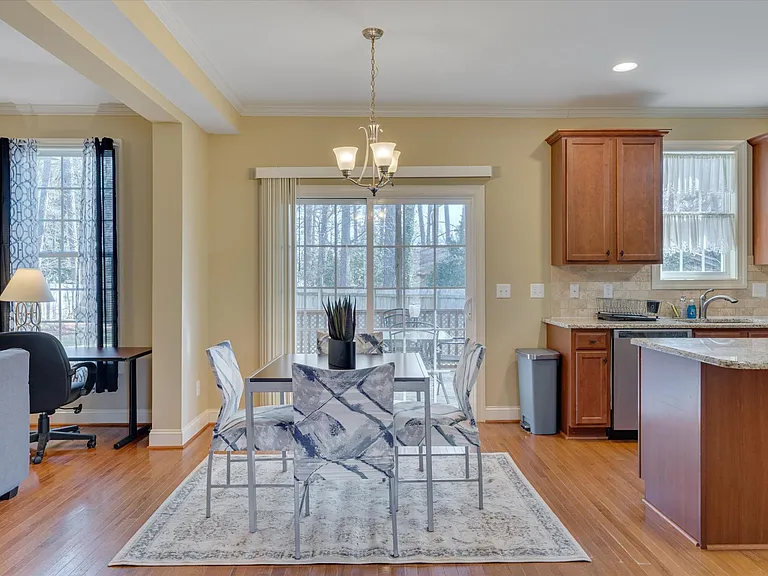 320 Lawrence Rd — Photo 3