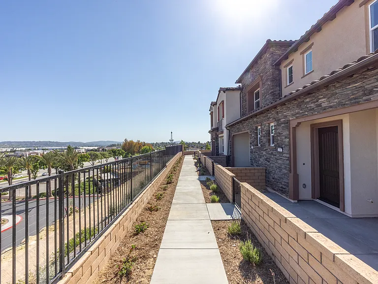 22007 Florence Cir — Photo 2