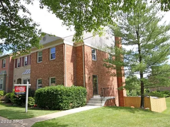 9761 Lakepointe Dr, Burke, VA 22015