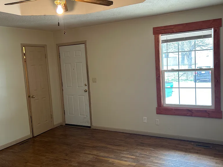 1227 N Kansas Expy #A — Photo 3