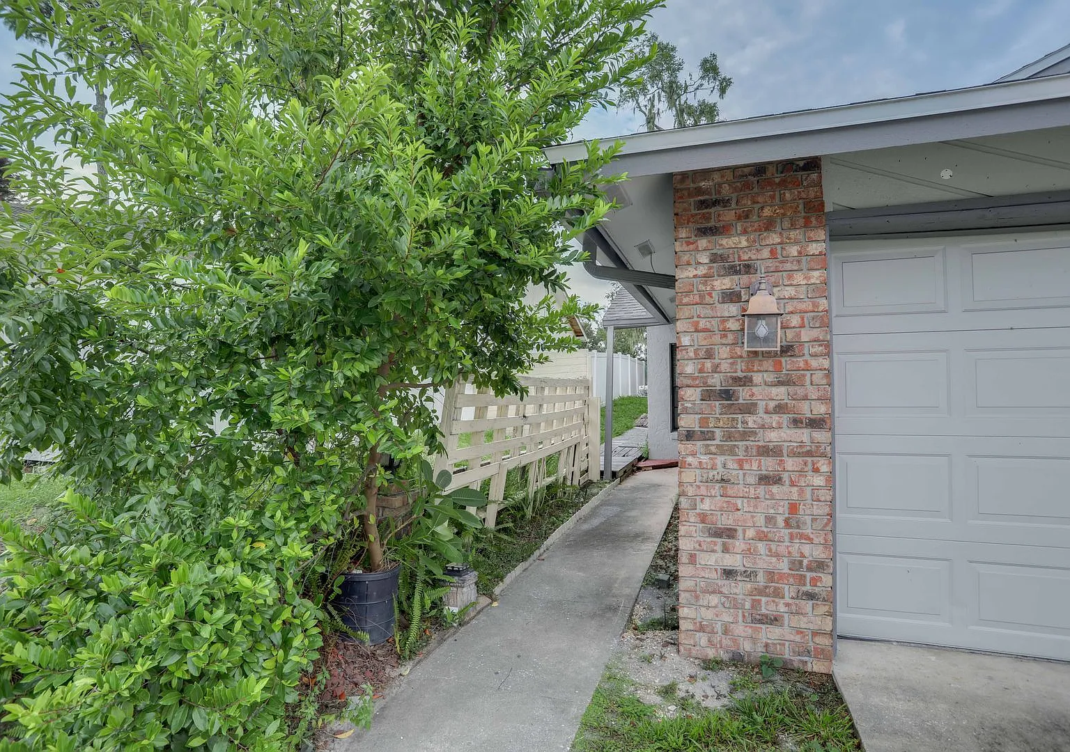 370 Springdale Dr — Photo 2