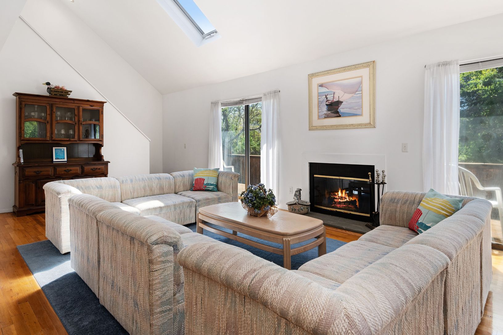  Living with fireplace