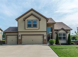 902 Bellflower Ln, Greenwood, MO 64034