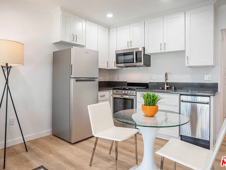 6244 De Longpre Ave #14 — Photo 16