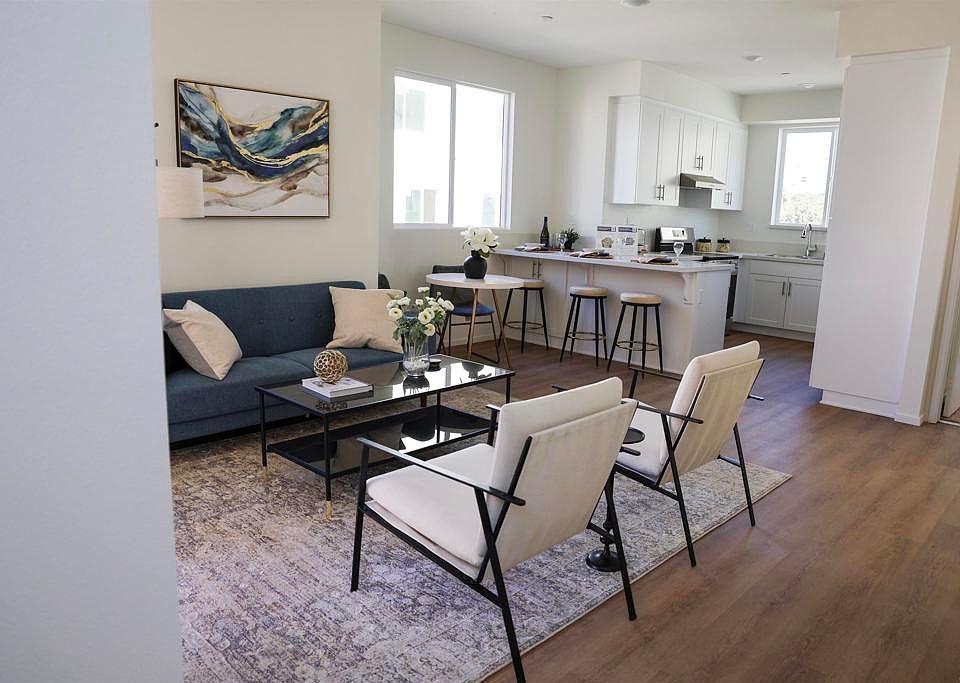 1st image of 455 Creekside Cir