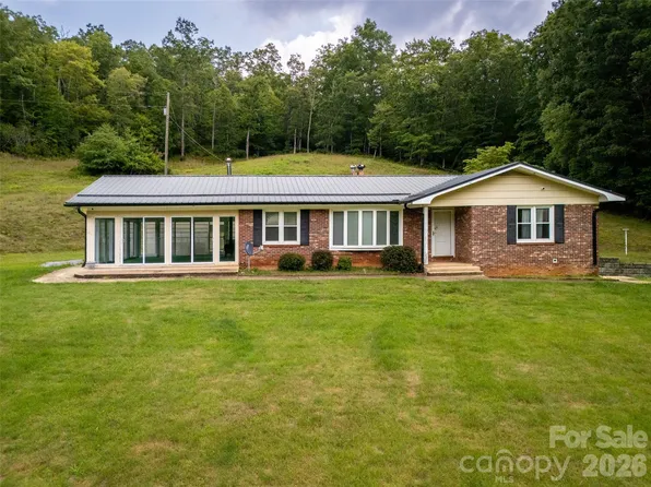 821 Tanasee Gap Rd, Balsam Grove, NC 28708