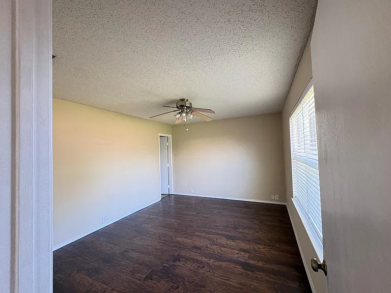 204 Lochwood Dr — Photo 17