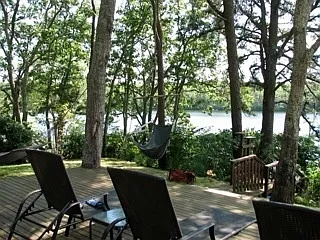 Waterfront Cottage in Southampton With Dock — Photo 2