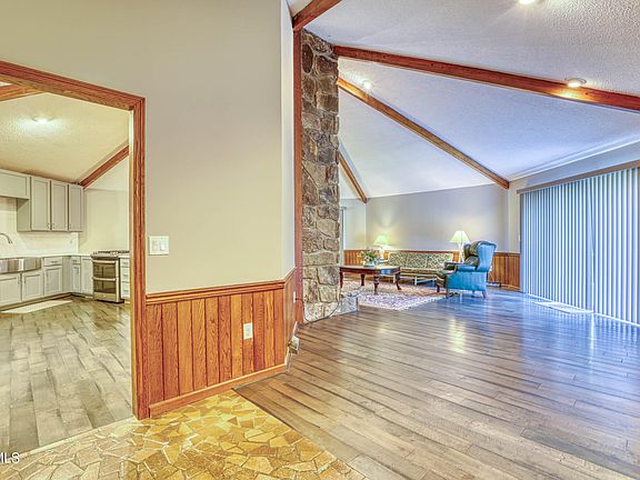 4th image of 707 W Hills Dr