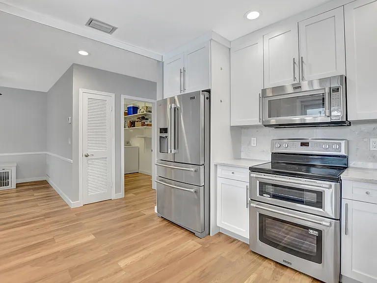 510 Silver Ln — Photo 5