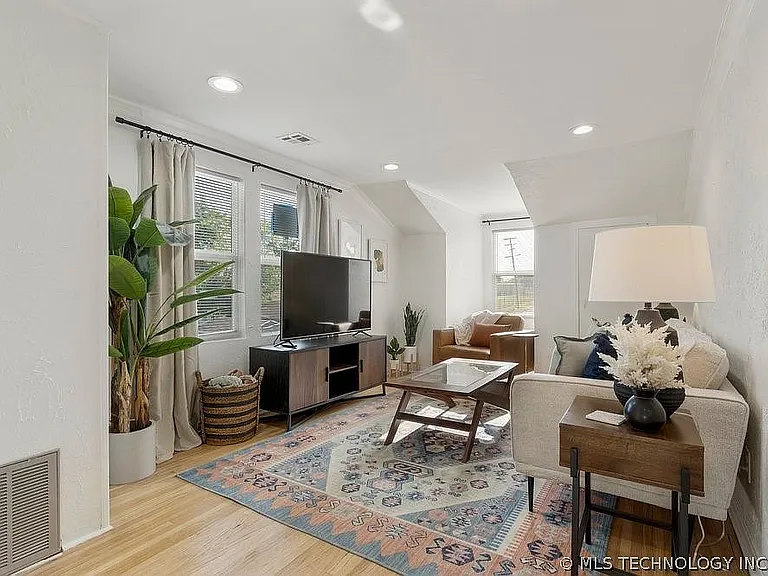 1204 S Zunis Ave #2 — Photo 6