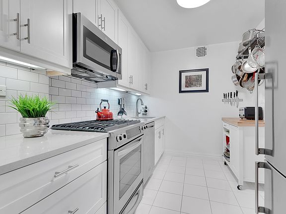 3rd image of 15 W 72nd St APT 2A