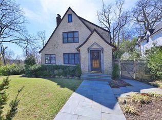 34 Oak Ln, Douglaston, NY 11363