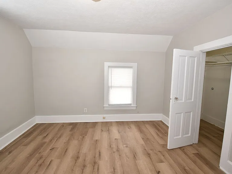 913 E Washington St — Photo 29