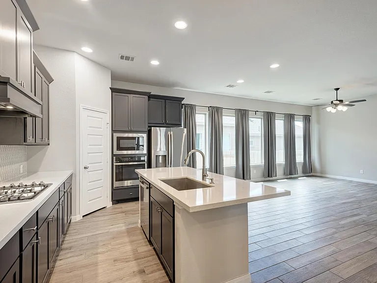 144 Danielson St — Photo 4