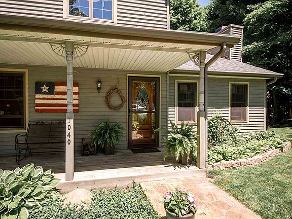 4th image of 1040 N Greenbriar Dr