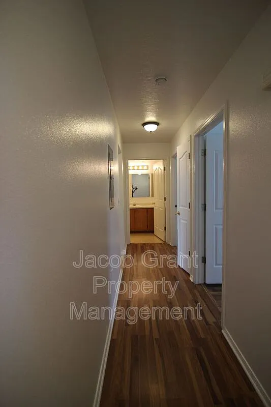 2 bed, 1.0 bath, 1100 sqft, $900 — Photo 3