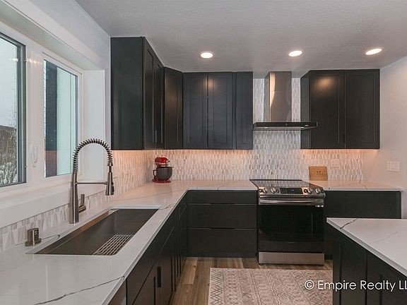 5th image of 462 Carlton Dr