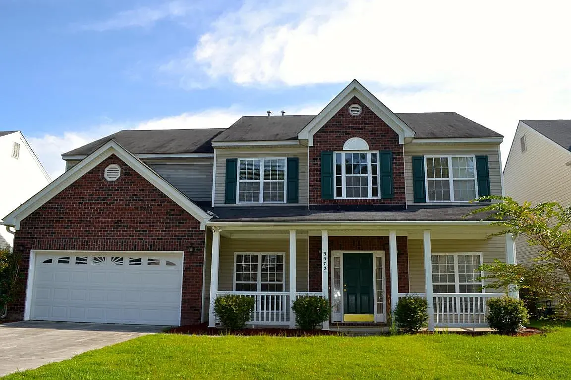 6 bed, 3100 sqft, $1,100 — Photo 1