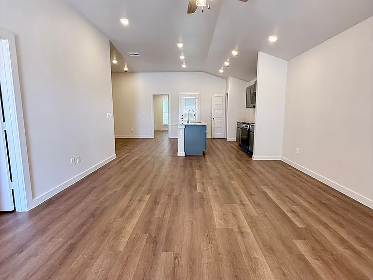2143 Langford Ave — Photo 5