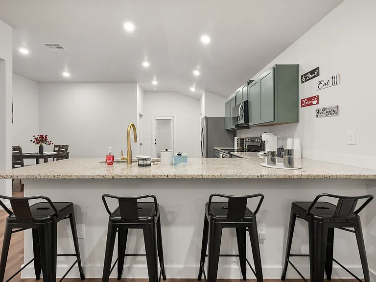 2515 Kenwood Ave — Photo 21