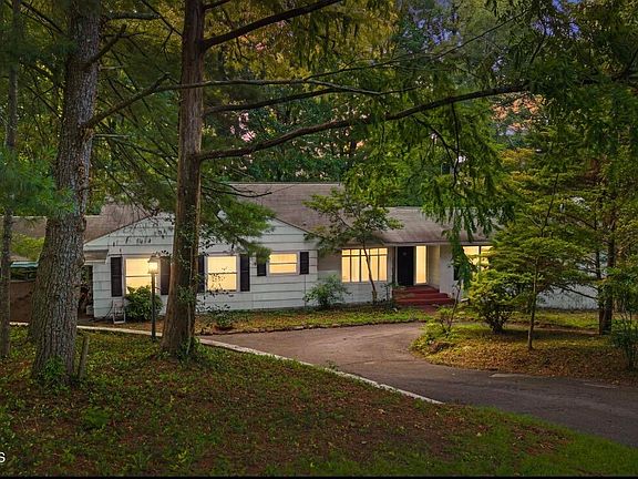 2nd image of 124 Orchard Cir