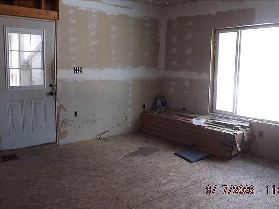 3rd image of 14379 Maple St