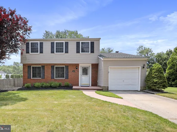 207 Woodbine Dr, Marlton, NJ 08053