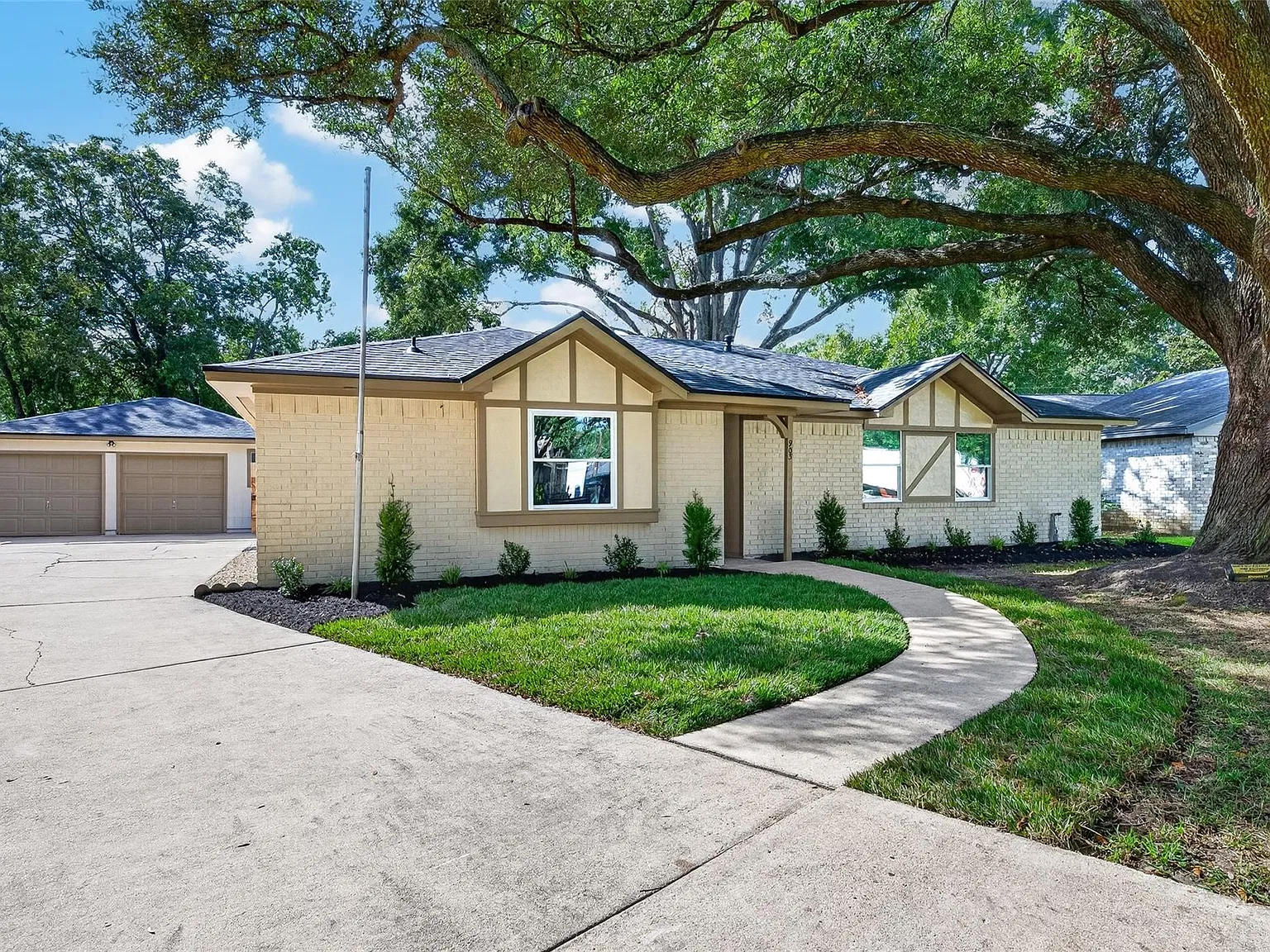 3 bed, 2.5 bath, 1849 sqft, $2,600 — Photo 2