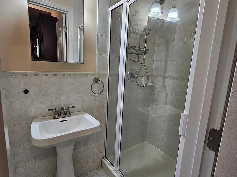 1053 Rensselaer Ave #B — Photo 8