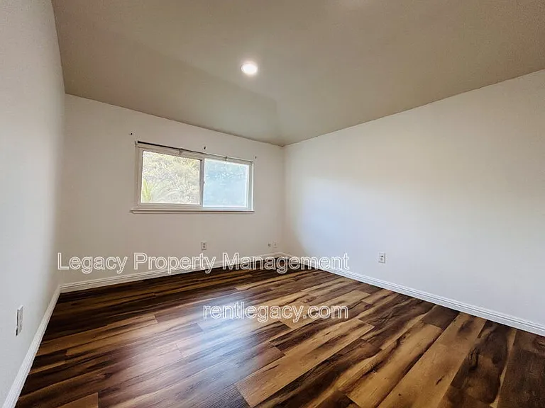 493 Dahlia St — Photo 32