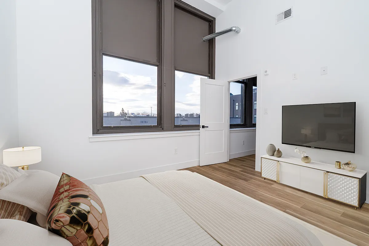 Building Photo - 2700 E Auburn St #206