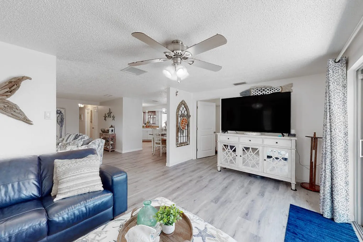 3 bed, 2.0 bath, 1453 sqft, $3,292 — Photo 4