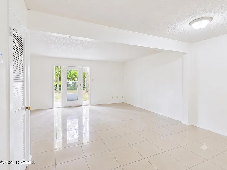 201 Buttercup Dr — Photo 4