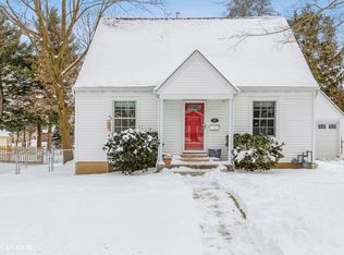 61 Maple St, Crystal Lake, IL 60014