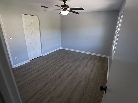 3rd image of 1010 Surry Ln