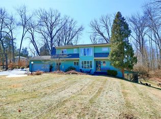 25 Round Hill Rd, Poughkeepsie, NY 12603