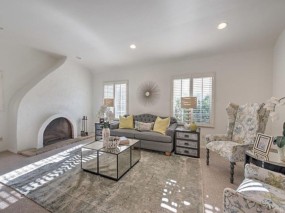 Living room (Reading nook cannot be seen in this p