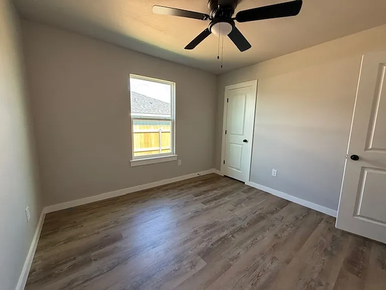 950 Minda St — Photo 10
