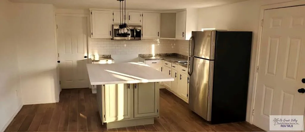 2 bed, 2.0 bath, 820 sqft, $1,425 — Photo 2